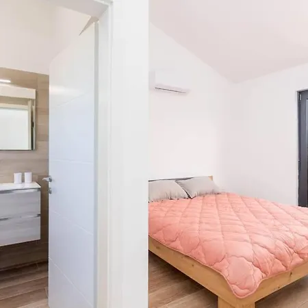 9 * Marčana